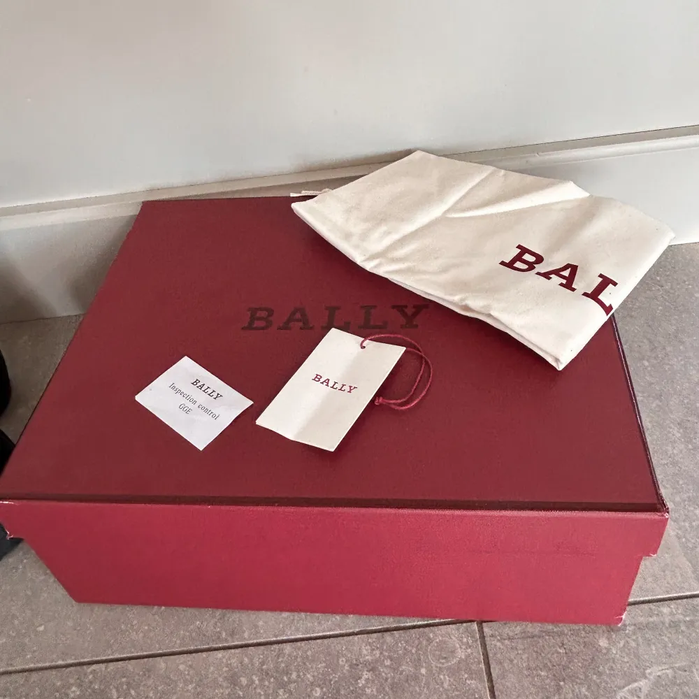 Hej! Säljer nu dessa extremt sällsynta BALLY skor. Skorna är i nyskick och endast testade inomhus. Stolek 41 men passar även 42. Ny pris på dessa är: 6000kr Vid frågor är det bara att höra av sig;) . Kengät.