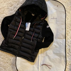 Moncler cardigan  - Säljer denna sjukt snygga Moncler cardigan i storlek M men passar även S då moncler är små i sina storlekar. Jätte fint skick inga skador eller liknande. Hör av er vid frågor eller funderingar 
