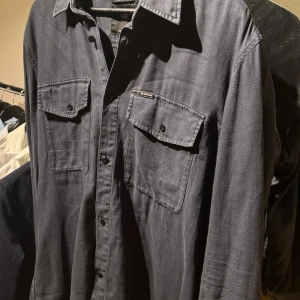 G-STAR SKJORTA - Sjukt fet G-STAR skjort/skjortjacka i navy blå. Skjortan är nästintill ny och är bara använd ett fåtal gånger. Den är passande till hösten men även vår/sommar. Går att  använda som overshirt eller bara som vanlig skjorta. Ordinarie pris 1000kr