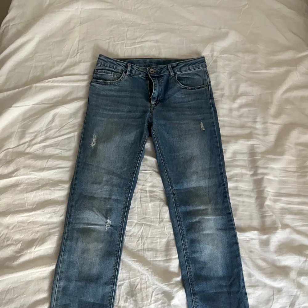 Denim Collection Zara Girls Tjejen på bilden är ca 171cm Tvättade med nötta partier (de var så när de köptes). Jeans & Byxor.