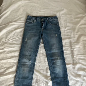 Mid waisted skinny jeans  - Denim Collection Zara Girls Tjejen på bilden är ca 171cm Tvättade med nötta partier (de var så när de köptes)