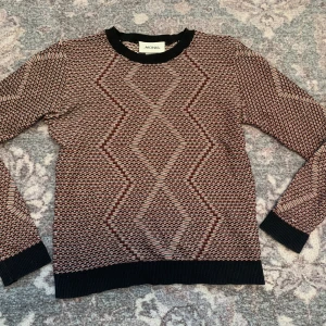 Höst tröja  - En tröja perfekt för hösten med lite Argyle mönster i rött vitt och mörkblått/svart men framstår mer som röd/brunt🍂från Monki i storlek xs/s. 