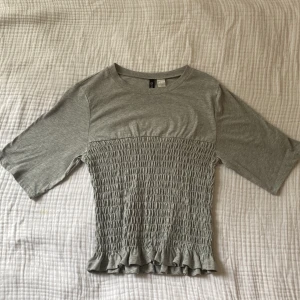 Tröja  - Säljer denna jätte fina gråa t-shirt som knappt alldrig används, inga defekter🩷