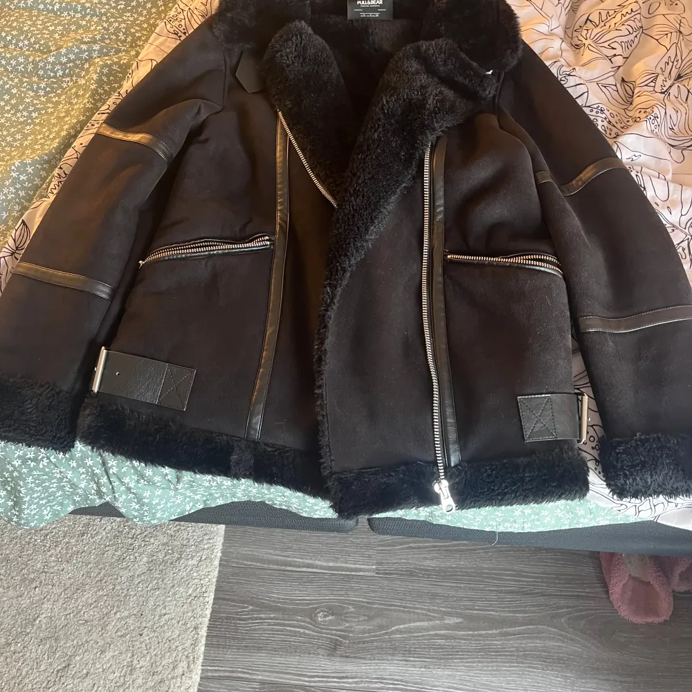 Helt ny, använd endast 2 gånger. Storlek S även M kan ha den eftersom den är lite oversize. Pris kan diskuteras.. Takit.