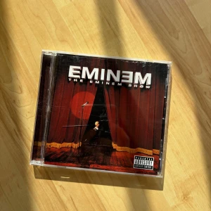 Eminem CD-skiva  - Eminem CD-skiva, köpt på plick för längesen! Aldrig använd eller testad av mig 🖤