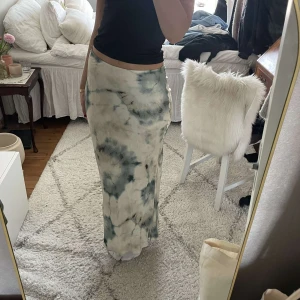 Maxikjol i satin - Superhärlig maxikjol i batikmönster från Pull & Bear🌸aldrig använd