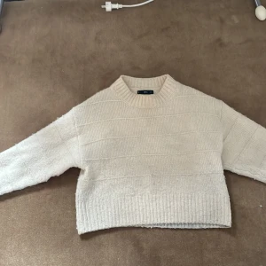 Beige stickad tröja - Lite nopprig men går lätt bort med maskin och fortfarande fin