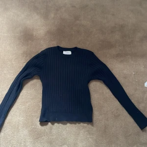 Svart tröja - Tunn ribbad tröja i mycket bra skick