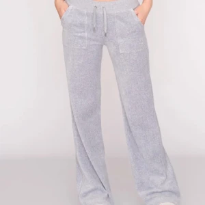 Gråa juicy couture byxor  - Säljer gråa juicy byxor som är i nyskick, storlek xs passar även folk som ha s. Säljer pågrund av ingen användning längre.💞