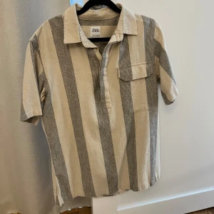 Kortärmad skjorta - En kortärmad skjorta från Zara i storlek M. 