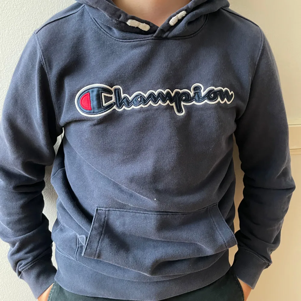 Säljer denna champion hoodie som är i bra kvalitet. Tröjan är använd men är i bra skick. Inga defekter. Kan vara aningen liten i storleken . Hoodies.