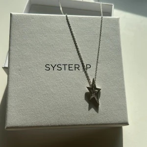 Stjärn halsband  - Säljer mitt jättefina stjärn halsband från Syster P. Ser ut som ny, säljer pågrund av att det inte kommer till användning🩷