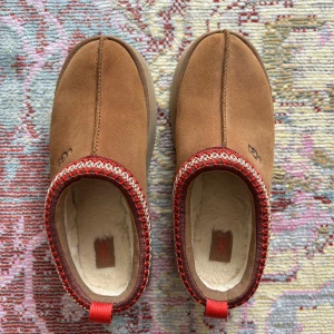 UGG Tazz Chestnut  - UGG Tazz Chestnut i storlek 39! Väldigt bra skick förutom lite slitage i sulan bak och fram (se två sista bilder).  Också öppen för att byta mot UGG Tasman i samma storlek och färg ❤️ 