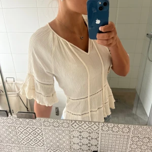 Blus från vila - Säljer min jättefina blus från vila då den inte kommer till användning!! Endast använd en gång och är köpt för 500. Slutsåld på hemsidan!! Skriv om du har någon fråga!💕