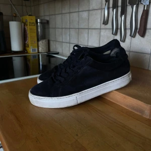 Vagabond skof - Säljer nu mina Vagabond då jag köpt nya skor. Rätt så sletna som man ser på bilderna, men fortfarande ett par jätte sköna och trevliga skor. Ända negativa är vid hälarna, uppslitet! Storlek 43