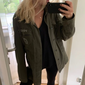 Jacka - Så fin militärgrön jacka😁😁