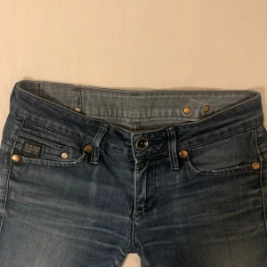 lågmidjade jeans bootcut  - Säljer dessa skitsnygga jeansen från gstar. De är lågmidjade och bootcut. Midjemått tvärs över är ca 37cm o innerbenslängd är ca 75 cm. Skriv om bilder o frågor💞