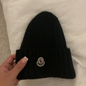 Moncler mössa - Köpt på NK förra vintern, men endast använd 2-3 gånger. Tillkommer kvitto