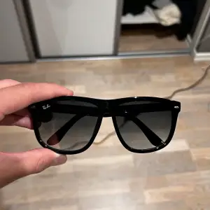 Säljer min kompis svarta rayban boyfriend för ett bra pris. Snabb affär föredras.