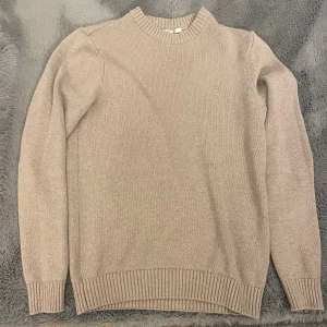 Bomulls tröja / Sweatshirt  - Säljer nu min tröja av bomull då jag inte använder den längre. Den är av 100% bomull och är i toppen skick. Perfekta tröjan för lite kallare tider nu.