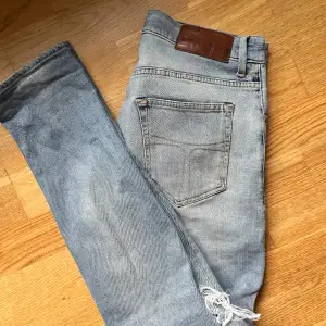 säljer dessa asfeta tiger of sweden jeans med slitningar. Skick 9/10. Nypris 1600kr.