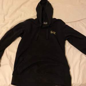 Säljer min Armani hoodie, för liten för mig. Nypris 1150kr stick 9/10