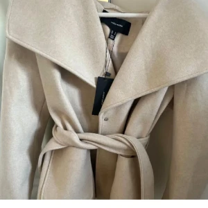 vero moda kappa - kappa från vero moda i storlek small, använd en gång så den är i nyskick!! kan ta egna bilder vid intresse💕💕 lånad bild 