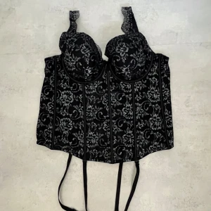 Corsett topp - Säljer denna corsett ifrån Cubus då jag aldrig använt den. Storlek 80C men kan spännas in så den passar 75C. Bra skick då den aldrig använts. Köptes för 399