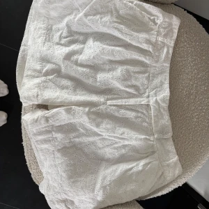 Vita shorts  - Super fina shorts som är lite stora för mig annars så fina 🙏