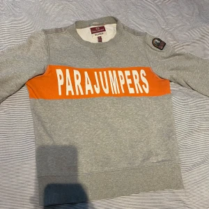 Parajumpers fleece  - Säljer denna parajumper flerce tröja i perfekt skick storlek S