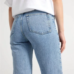 En ljusblå jeans - Den är använd men inte sönder och är storlek 36/s