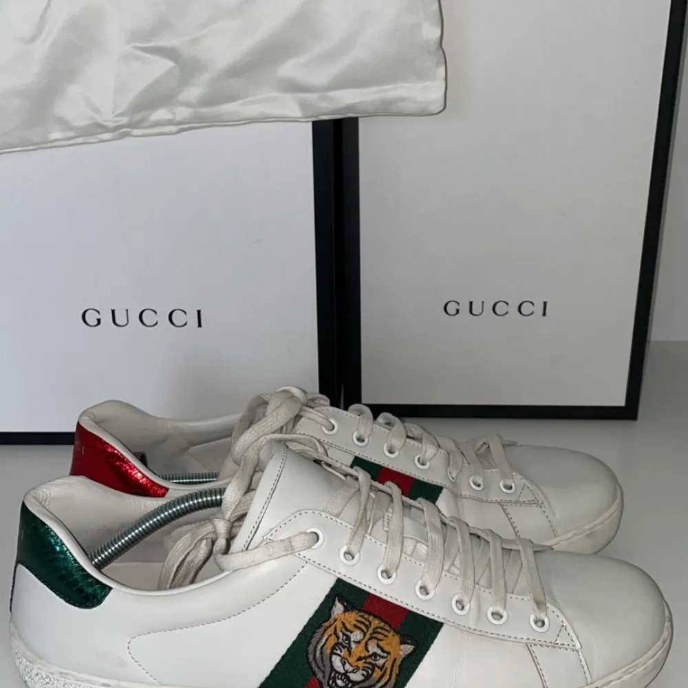 Ett par äkta Gucci Ace leather low trainers. Säljs pågrund av att de för små. Storlek 44 och kan passa storlek 45! Skriv vid minsta fundering!🔥. Kengät.