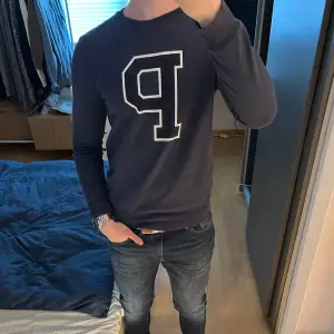 | Riktigt fet tröja från A.P.C i nyskick! | | Modellen är 187 cm, 83 kg | | Nypris ligger runt 2000-3000kr |  | Vid ytterligare funderingar är det bara att skriva i Dm⭐️😁|