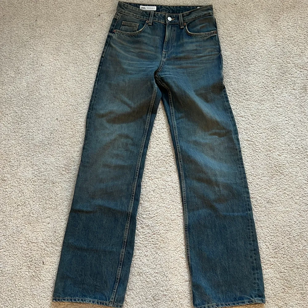 Är 173, high waist/mid waist från ZARA, inköpt i januari och anvönt 10 ggr kanske. Långa byxor! . Jeans & Byxor.