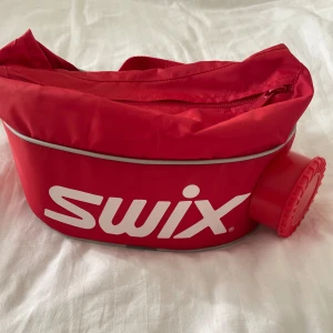 Swix vätskebälte  - Swix vätskebälte bälte, håller både för varmt och kallt innehåll. Använd 1 gång, då jag har en annan modell som passar mig bättre. Nyköpt för ca 700kr