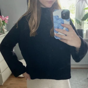 Svart stickad tröja med slits på sidorna - Fin stickad tröja med lite högre krage, skulle säga att den är lite oversize, väldigt bra skick💕