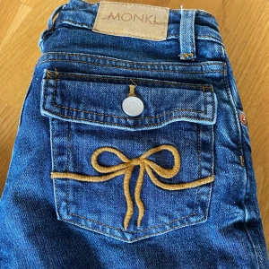 Jeans med rosetter på - Nu säljer jag dessa jättesnygga jeansen ifrån monki. De är Low waste och bootcut. De har jättesnygg fickor där back med rosetter på och är i storlek 24. Jag säljer de då de tyvärr har blivit försmå för mig, de är i bra skick och inköpta för 570kr