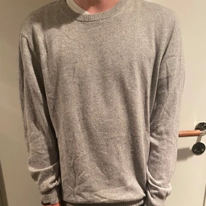 Kashmir & Silk Tröja M - || Väldigt varm & skön stickad tröja i Kashmir och Silke från Dunmore || || Storlek M men fungerar bra som S ||  || Inga defekter, noppret som syns på bilden är borttaget ||  || Nypris på ca 1200 kr ||  || Priset går att diskutera ||
