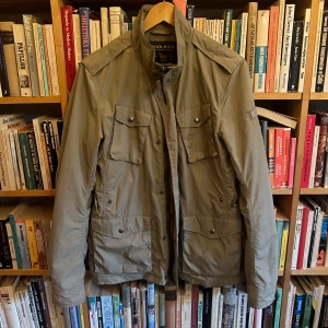 Woolrich fieldjacket - Tjena, säljer min field jacket eftersom att det inte är min stil längre! Skicka för fler frågor eller bilder!