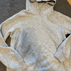 Grå hoodie från 157 - Säljer en basic grå hoodie från lager 157. Använd ett par ggr