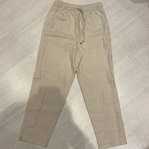 Zara byxor  - Hej, jag säljer ett par byxor från zara. Helt oanvända och i perfekt skick