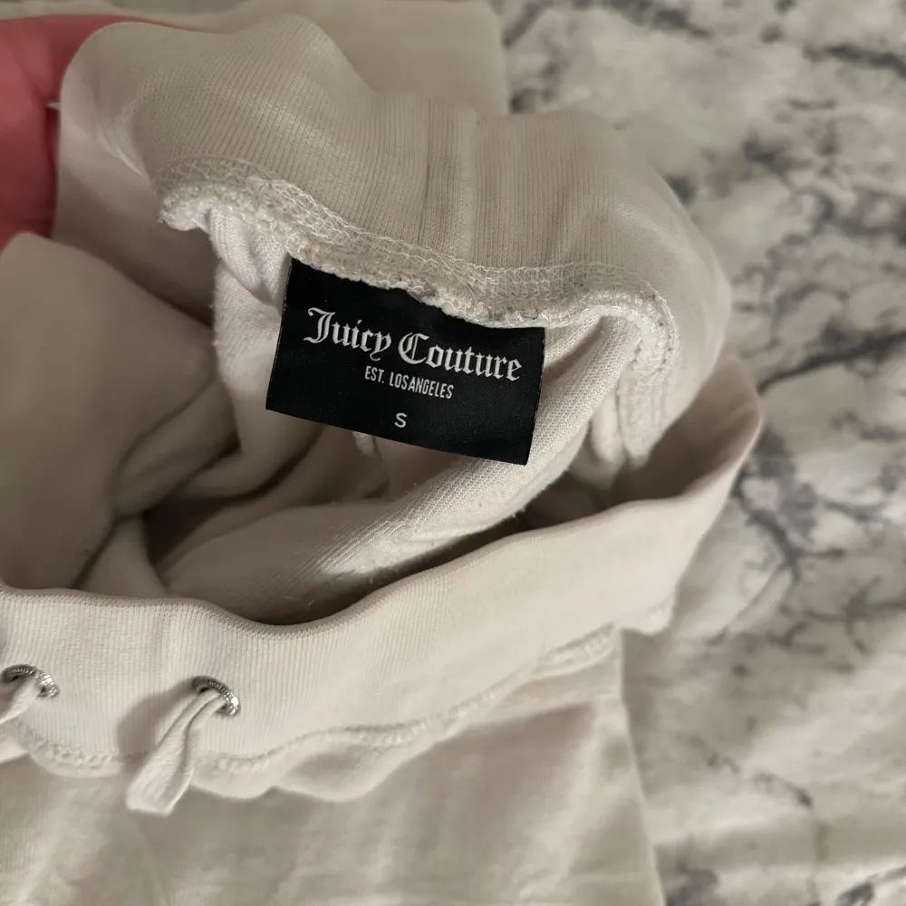 Äkta vita mjukisar från juicy couture. Jeans & Byxor.