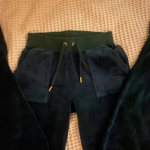  Juicy couture byxor 💕 - Snygga juciy couture byxor i färgen mörk grön i storlek XS bra skick!💕