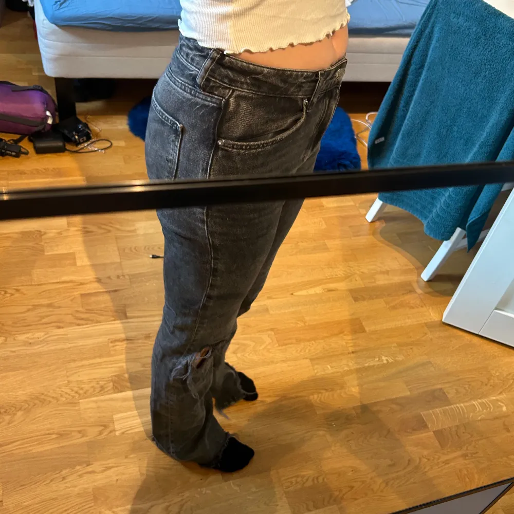 Svarta bootcut jeans från gina tricot! Ripped jeans i storlek 36🥰. Jeans & Byxor.