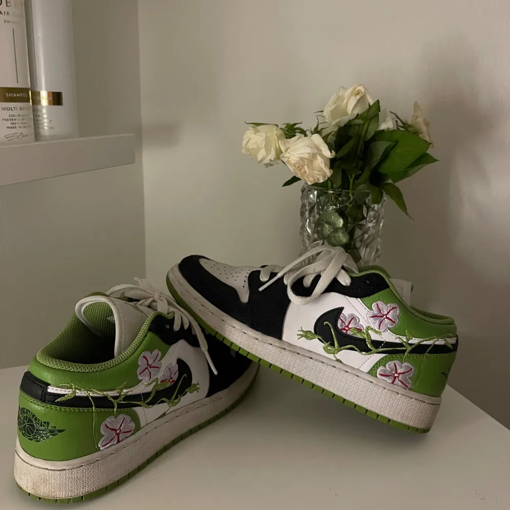 Unika och snygga air jordans 1 low floral vines, använd fåtal gånger. Nypris 2565 kr<3. Skor.