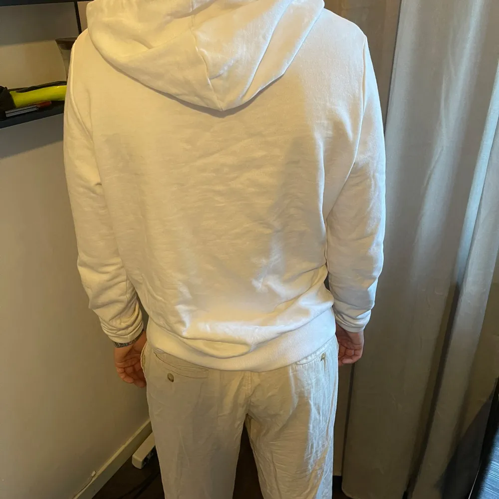 Tja! Säljer min helt oanvända hoddie från Blinglucid, nypris 900kr. Kom privat för mer frågor eller bilder 🫡. Hoodies.