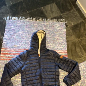 Save the duck jacka - Tja säljer nu min duck jacka tvär fet och jävligt skön och varm till hösten men även vintern. Luvan går dra upp hela vägen och jackan bör passa allt från barn (13) t ungdomar på (16). Jackan är unisex och skriv för frågor samt diskutera pris//axel