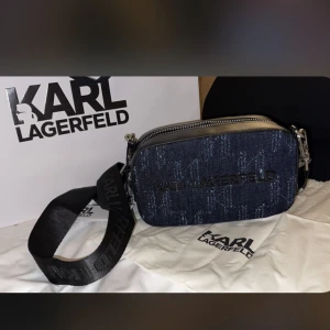 Karl lagerfield cross body väska  - Använd max 3-4 gånger 