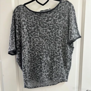 grå leopard tröja - säljer denna superfina leopard t-shirten!!