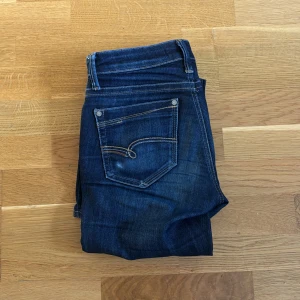 Mavi jeans - Jag säljer nu mina Såå snygga jeans ifrån Mavi i modellen Bella. Inga defekter men lite slitna på fickorna som man ser på bilden.